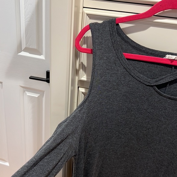 Women’s gray size M 1 4 3 STORY cold shoulder long sleeve  shirt - Picture 3 of 8